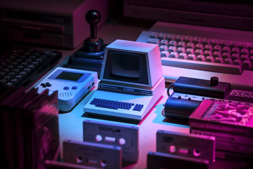 Consoles, computadores e acessórios clássicos que representam a evolução dos videogames desde as primeiras gerações até a era moderna.