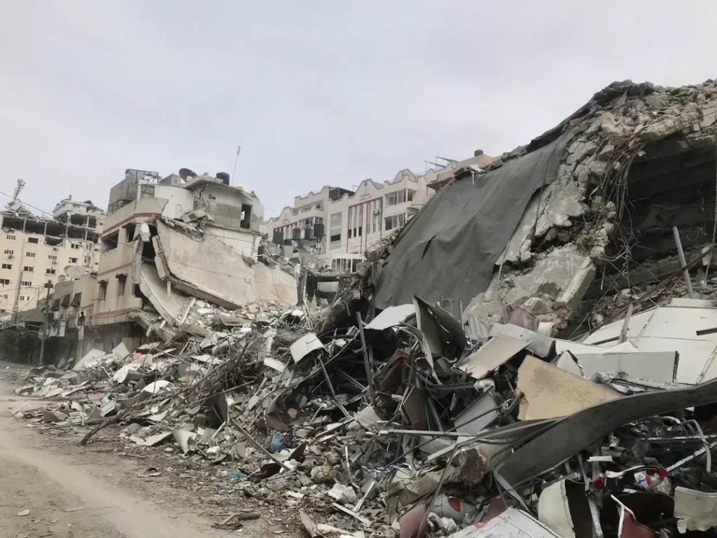 Escombros após um terremoto ilustram os efeitos da movimentação das placas tectônicas.