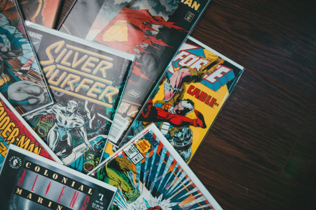 Cultura pop representada por histórias em quadrinhos que popularizaram personagens, universos fictícios e franquias de entretenimento