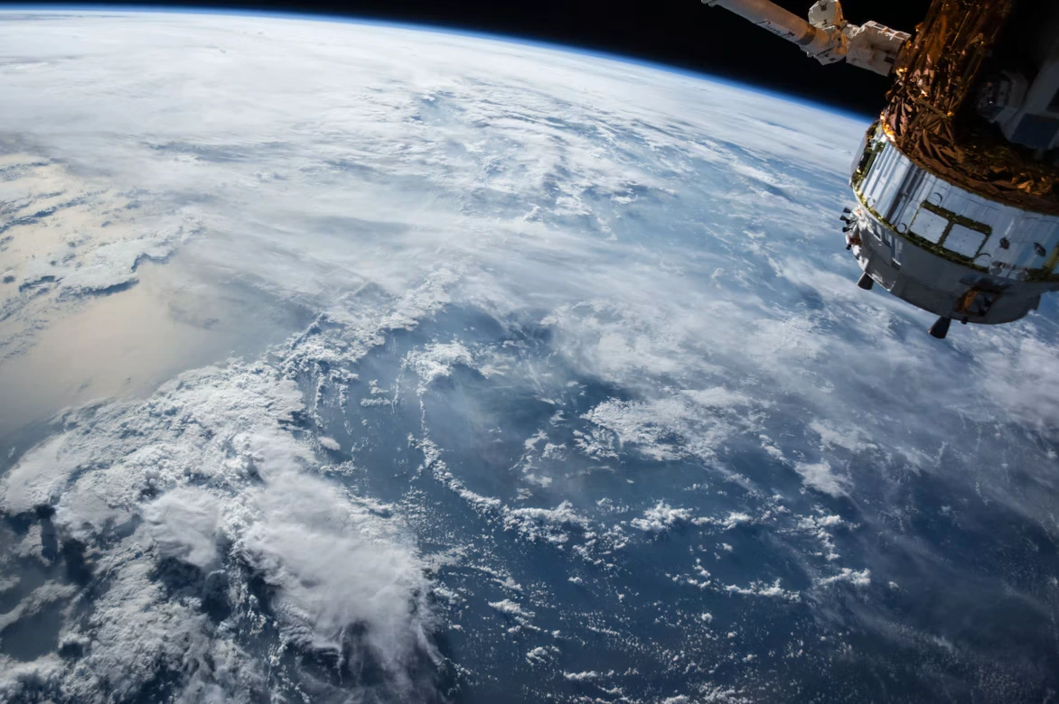 Como satélites permanecem em órbita