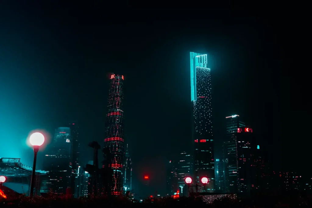 Cidade futurista iluminada representando os avanços da tecnologia e da inovação