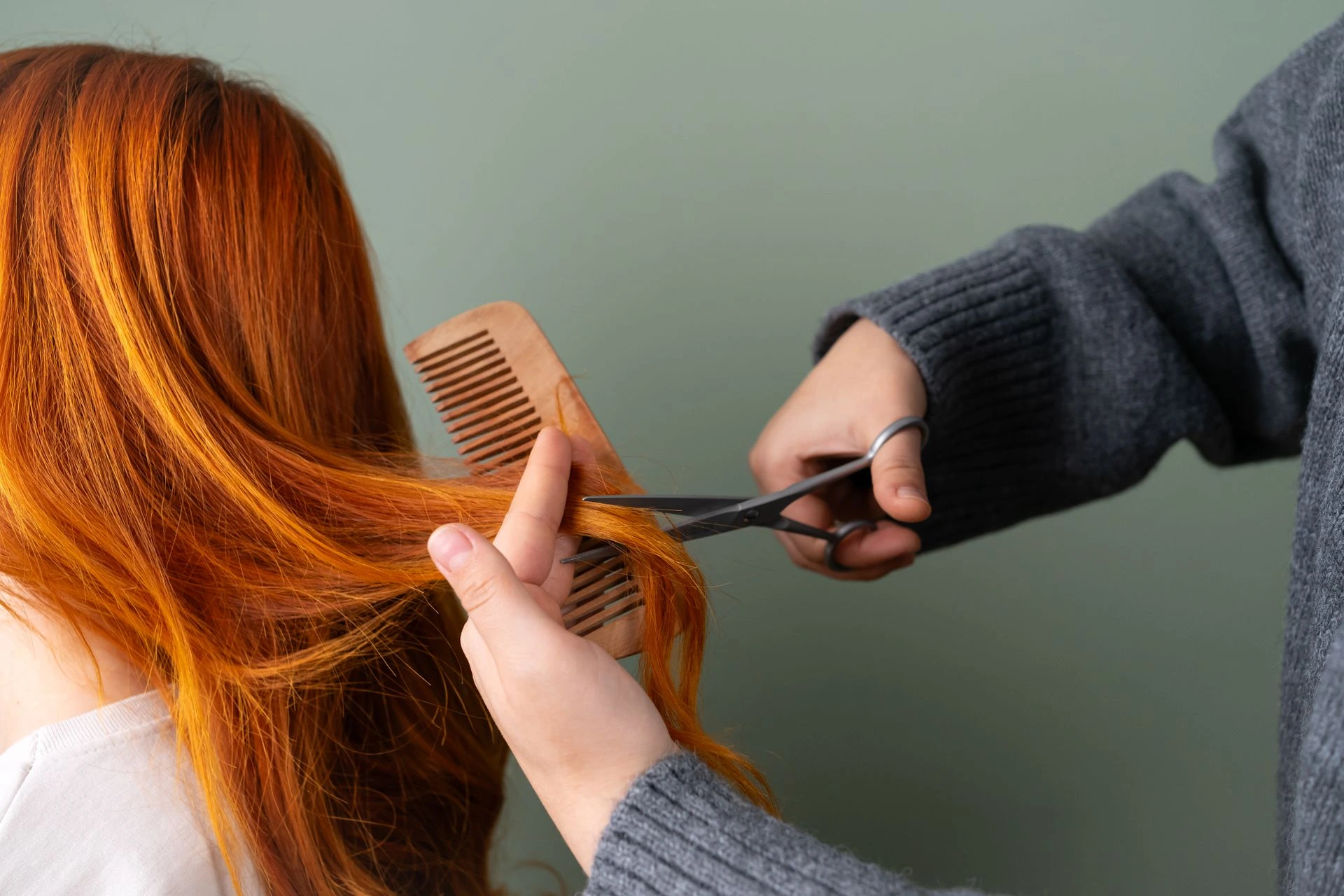 Cortar o cabelo faz ele crescer mais rápido?