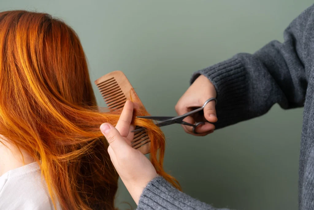 Cortar o cabelo faz ele crescer mais rápido?