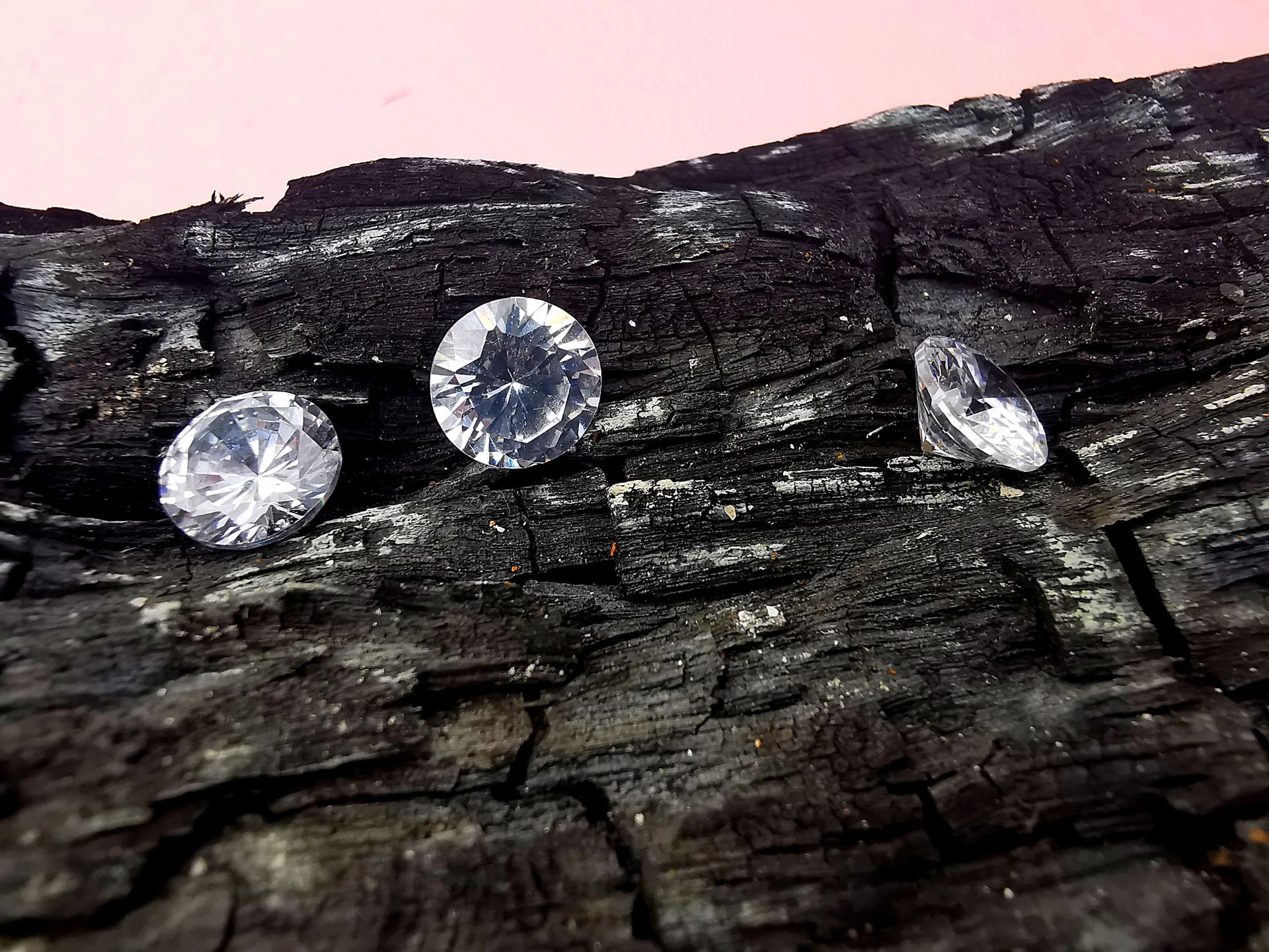 Diamante é mais do que uma pedra preciosa e sua história começa nas profundezas da Terra