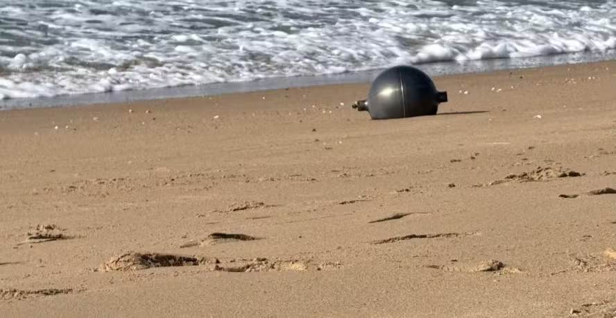 Esferas metálicas aparecem em praia australiana e podem ser lixo espacial