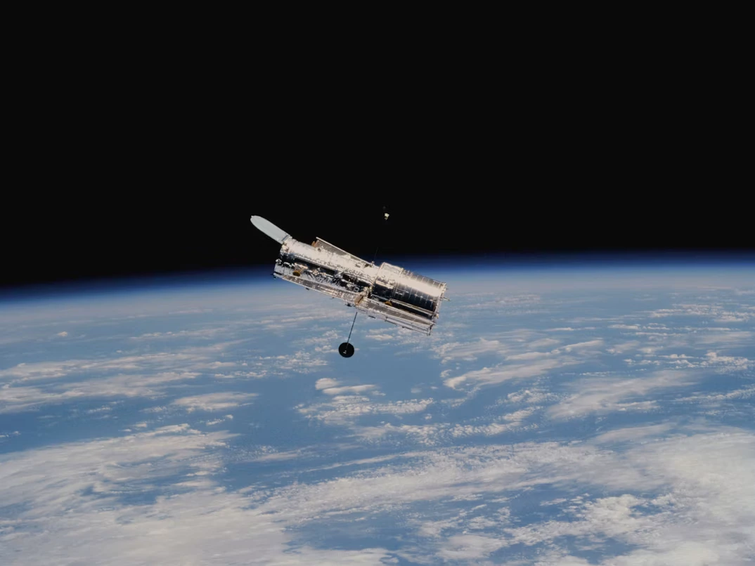 Como os telescópios enxergam o passado? A explicação por trás da luz que viaja pelo Universo
