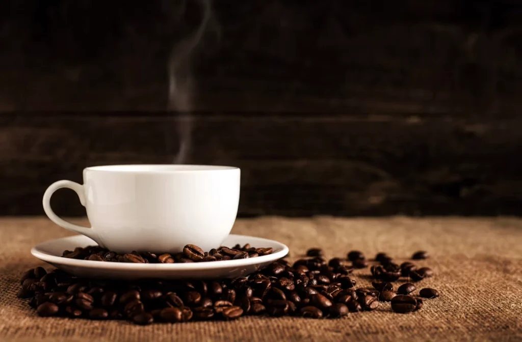 Sem café, sem foco? Entenda por que tanta gente sente isso