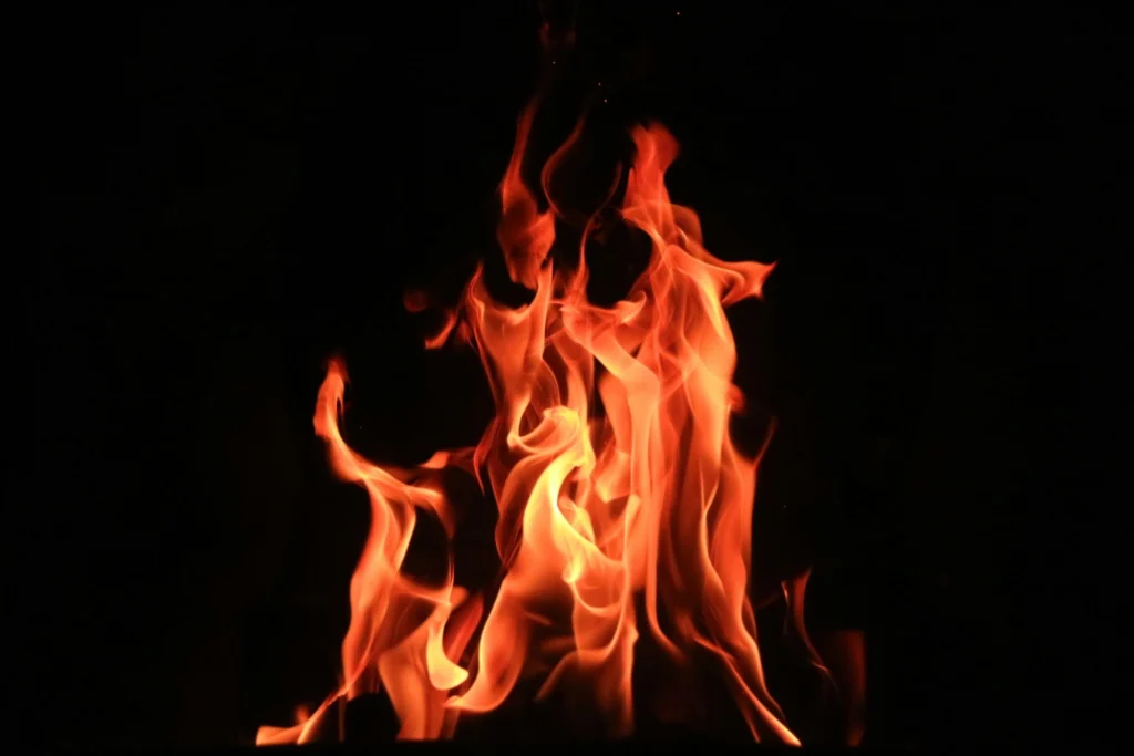 Como a água apaga o fogo?