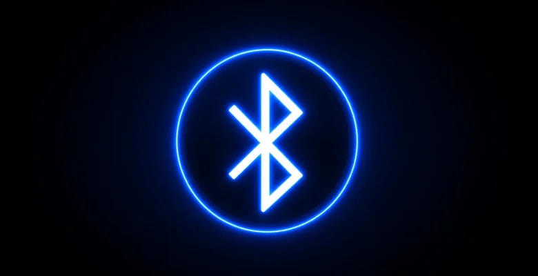 Dispositivos modernos conectados por tecnologia Bluetooth em ambiente digital futurista