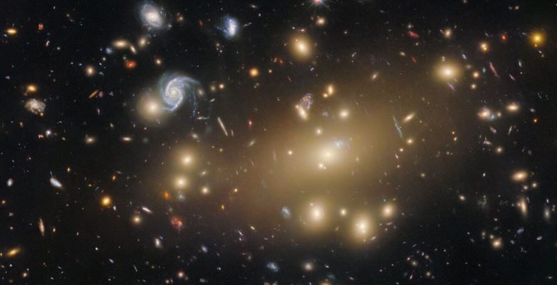 Matéria escura no aglomerado de galáxias Abell 209 observado pelo Telescópio Espacial Hubble