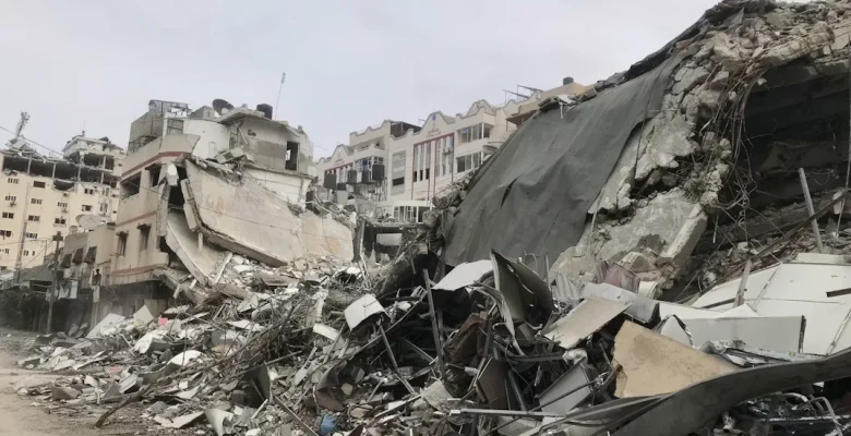 Escombros após um terremoto ilustram os efeitos da movimentação das placas tectônicas.