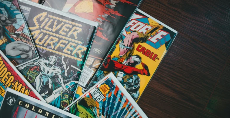 Cultura pop representada por histórias em quadrinhos que popularizaram personagens, universos fictícios e franquias de entretenimento