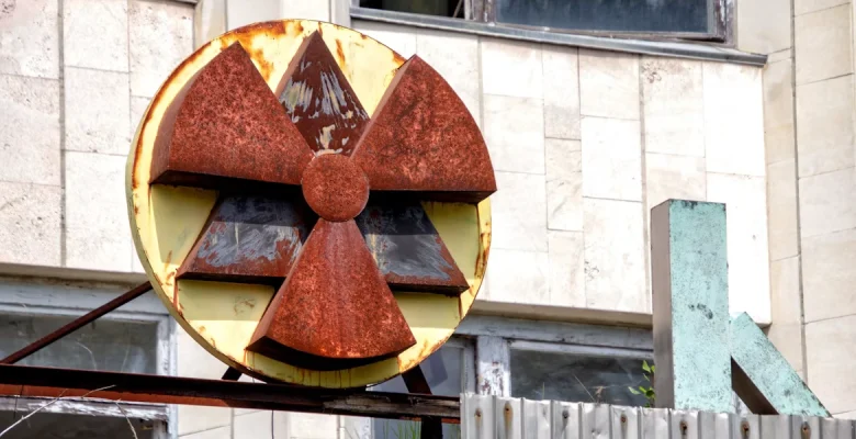 O que é radioatividade e por que ela está presente na natureza?