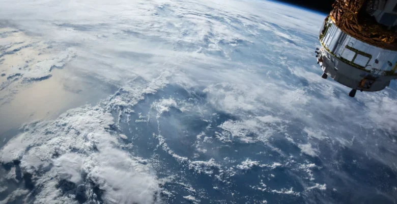 Como satélites permanecem em órbita