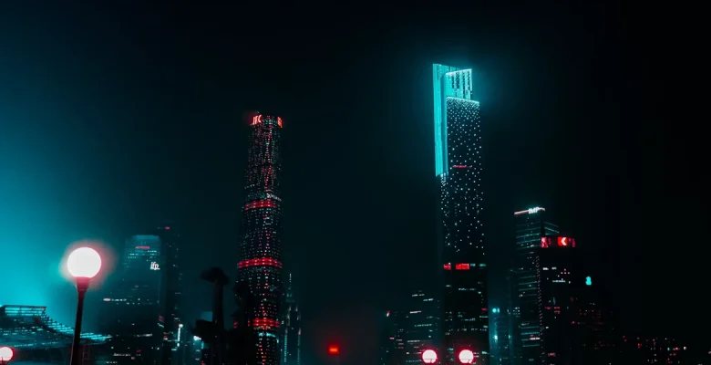 Cidade futurista iluminada representando os avanços da tecnologia e da inovação